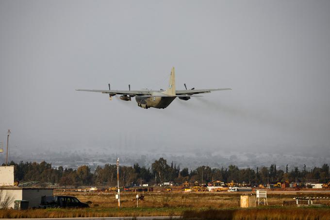 C-130 iz Grčije, na katerem so pripadniki posebne enote za odzivanje na nesreče odleteli v Turčijo, da bi pomagali pri odpravljanju posledic potresa.  | Foto: Reuters