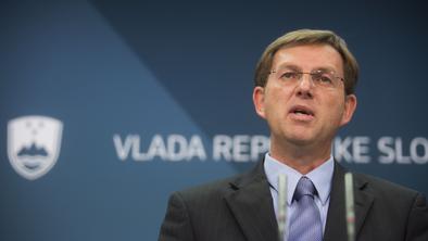 Cerar bo dal več denarja prostovoljnim vojakom in športnikom