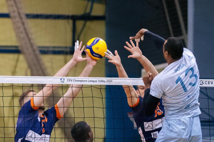 Calcit Volley | Derbi je pripadel odbojkarjem ACH Volleyja. | Foto Klemen Brumec