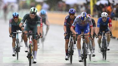 Kaotičen zaključek etape, Jonathan Milan izkoristil padec Tima Merlierja