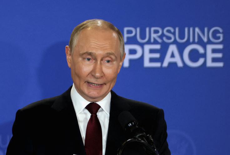 Vladimir Putin in Donald Trump na novinarski konferenci v mestu Anchorage na Aljaski | Foto: Reuters