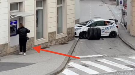 Neverjetno: avtomobil na streho, gospa pa mirno na bankomat #video