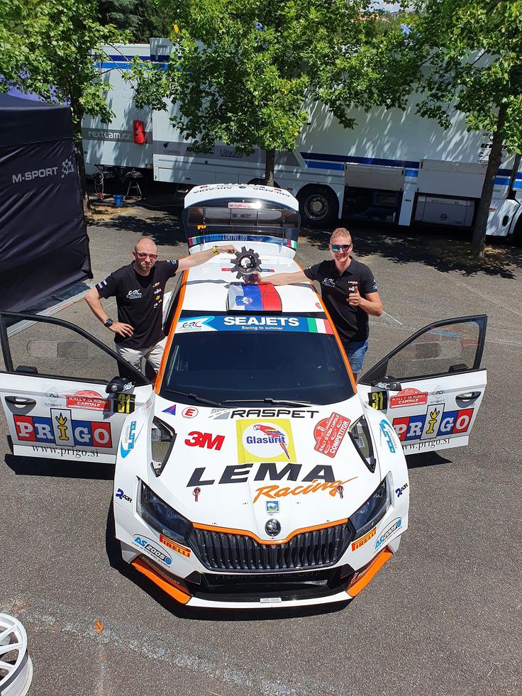 Boštjan Avbelj Slovenska posadka po odstopu z zlomljenim platiščem, ki je onemogočilo nadaljevanje vožnje. | Foto: Lema Racing