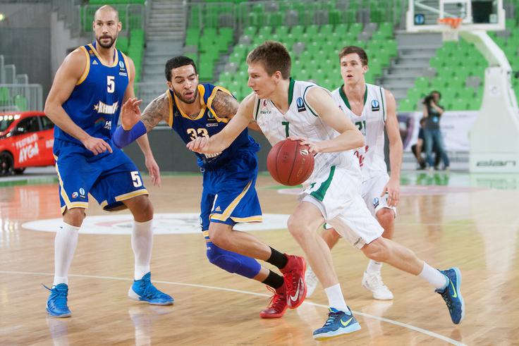 Honeycutt je 22. 10. 2014 takole poskušal zaustaviti Gregorja Hrovata. | Foto: Sportida