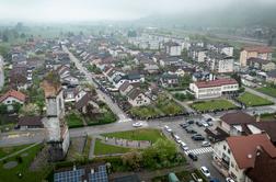 V Zdravstvenem domu Vrhnika se posipajo s pepelom