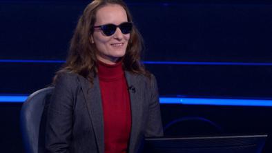 To je razlog, da je v kvizu nastopila z zatemnjenimi očali #video