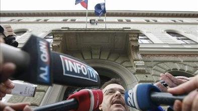 SDS: Ob razpletu afere Patria bodo potrebne predčasne volitve