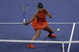 Iga Swiatek se je poigrala s tekmico, Naomi Osaka presenetila z modno izbiro