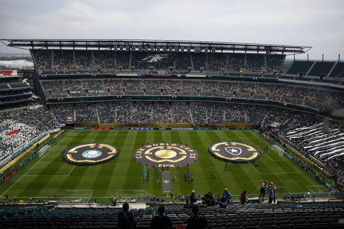 klubsko SP Lincoln Financial Field | Prva tekma osmine finala se je igrala na stadionu ekipe ameriškega nogometa Philadelphia Eagles, na Lincoln Financial Field. Ta tekme ameriškega nogometa je seveda nabito poln, za to tekmovanje in "običajni" nogomet pač ne. Pa čeprav je predsednik Fife Gianni Infantino dejal, da bo nogomet kmalu najbolj priljubljen šport v ZDA. | Foto Reuters