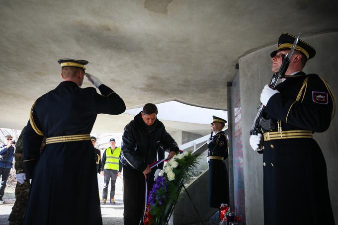 Poleg prvega slovenskega predsednika države Milana Kučana je Dražgoše danes obiskal tudi aktualni predsednik republike Borut Pahor, ki je v spomin padlim položil venec k spomeniku. | Foto: STA ,