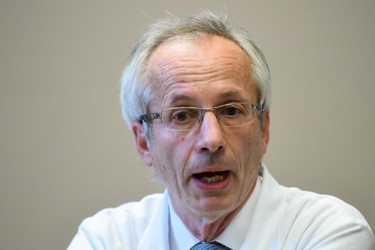 Po besedah strokovnega direktorja Onkološkega inštituta Viljema Kovača si vsak kadilec v povprečju skrajša življenje za deset let, polovica kadilcev pa celo za 20 let. | Foto: STA ,