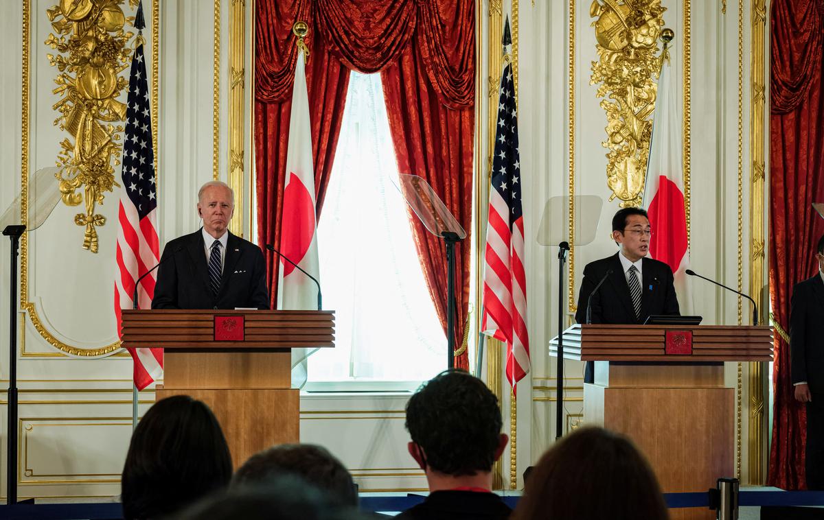 Joe Biden | Joeju Bidnu so na skupni novinarski konferenci s Kishido zastavili tudi vprašanje glede Tajvana. Na vprašanje, ali bi ZDA vojaško branile Tajvan v primeru napada, je odgovoril: "Da. To je zaveza, ki smo jo dali." | Foto Reuters