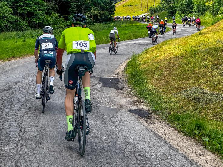 Ko se je začelo dvigovati proti Kranjskemu Raku, se je glavnina začela razbijati na prafaktorje. | Foto: J. L.