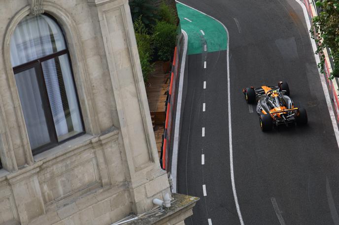 Baku Lando Norris McLaren | Lando Norris je v Bakuju dobil prvi prosti trening, na drugem pa je "parkiral" v zaščitnem zidu. | Foto Reuters