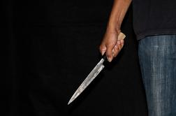 Nasilneži z noži grozili prebivalcem Velenja, tudi mami s hčerko