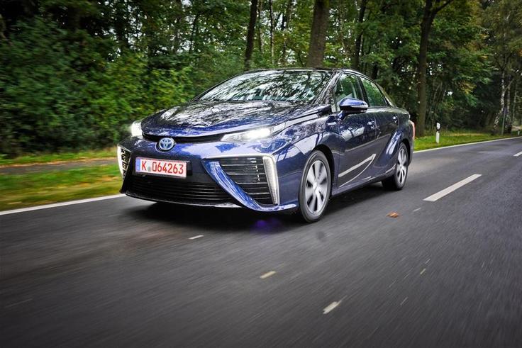  V toyoti mirai je večino funkcij mogoče upravljati prek elektrostatične upravljalne plošče klimatske naprave tako, da se prsti le nežno dotaknejo ploskega zaslona. Toyota je mirai razvila z osredotočenostjo razvoja vozil za prihodnje stoletje, kar pomeni, da mirai postavlja temelje razvoja vseh novih modelov z dodano vrednostjo energije in ekologije. | Foto: 