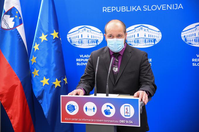 Epidemije še ni konec, je na današnji novinarski konferenci opozoril minister za zdravje Janez Poklukar. | Foto: STA ,