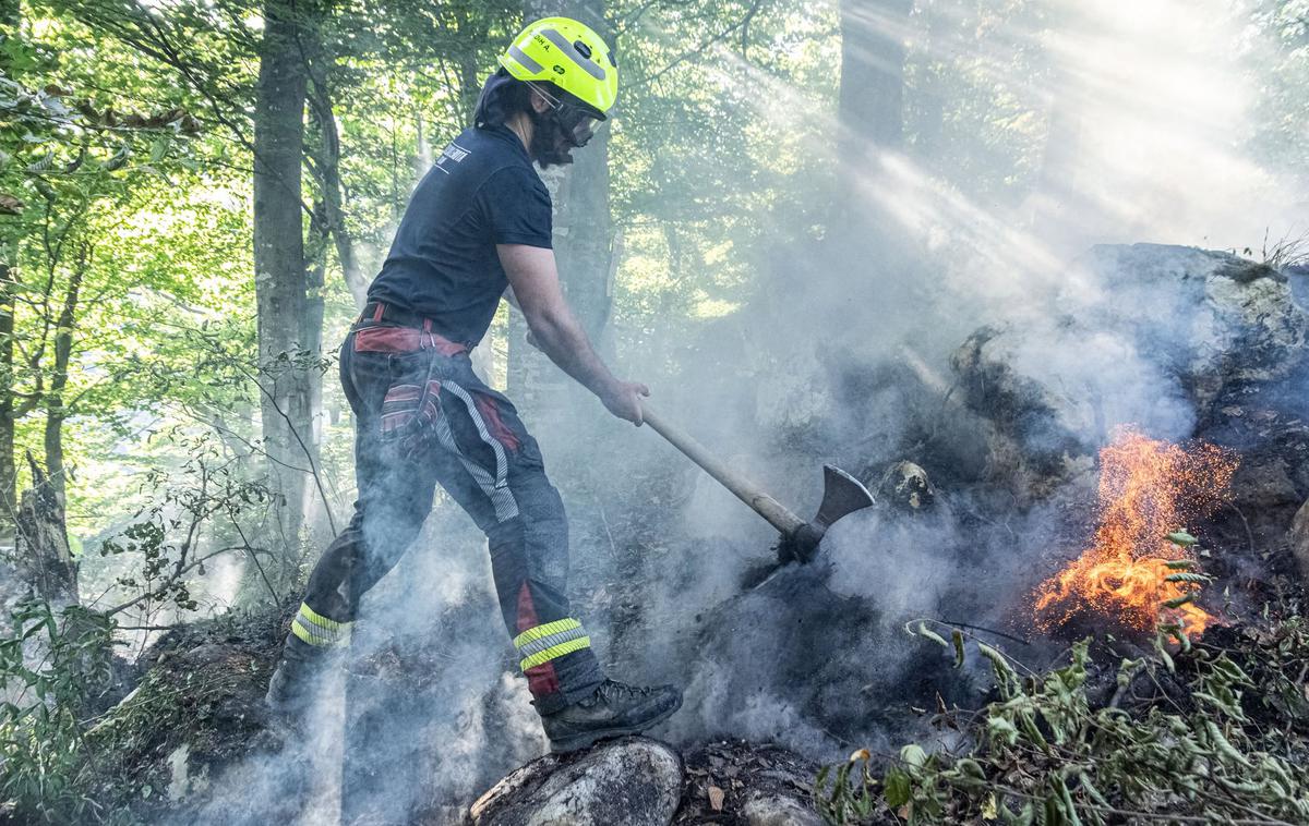 PGD Tolmin požar | Kljub prizadevanju gasilcev se podtalni požar postopno širi.  | Foto PGD Tolmin/FB