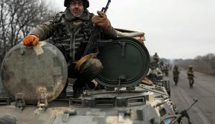 Kijev začel umik težkega orožja s fronte
