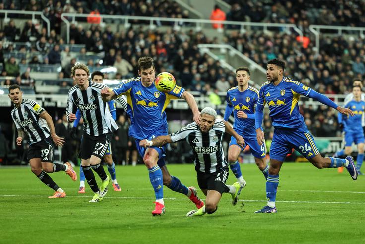 Leeds Jake Bijola, ki je igral vso tekmo, je trikrat vodil, a v sodnikovem dodatku izgubil. | Foto: Guliverimage