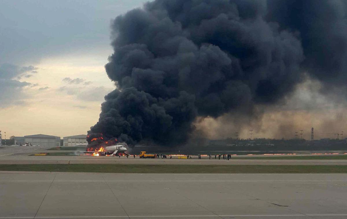 Letalo | Goreče letalo takoj po zaustavitvi. Njegov zadek je že izginil v plamenih. Na fotografiji lahko vidimo, kako potniki zapuščajo gorečega suhoja. | Foto Reuters