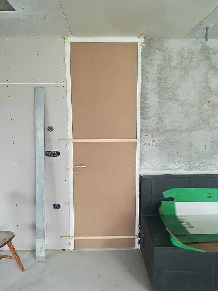 Skriti podboj je ključna skrivnost elegantnih notranjih vrat, ki so povsem poravnana s steno. Med gradnjo postavijo surova vrata, ki jih kasneje odenejo v barve in materiale po vaših željah.  | Foto: 