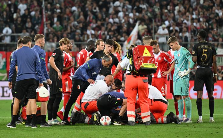 Poškodoval se je Robin Fellhauer iz vrst Augsburga. | Foto: Reuters