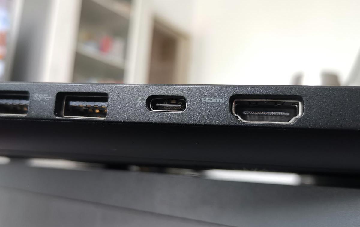 Thunderbolt 3 | Na tej fotografiji je na sredini izhod Thunderbolt 3, ki pa uporablja enak priključek, USB-C, ki ga bo v prihodnje tudi standard USB4. Ta bo za nameček polno združljiv tudi s Thunderboltom 3, ki ga za zdaj praviloma najdemo na napravah višjega cenovnega razreda. To je ena od prednosti, ki jih prinaša USB4 - standard Thunderbolt 3, ki je do zdaj veljal za bolj ekskluzivnega, bo na voljo vsem, le imeti bo treba dovolj kakovosten kabel. | Foto Matic Tomšič