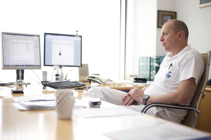 Prezračevanje v pisarnah mora posnemati kratko, intenzivno zračenje z odpiranjem oken, poudarja prof. dr. Matjaž Fležar, pulmolog s Klinike Golnik. Le sistemi, ki zagotavljajo dovolj zunanjega zraka, ustrezno vlažnost in blage pretoke, so prijazni do dihal. Občutek pihanja pozimi je po njegovih besedah jasen znak, da je naprava nepravilno nastavljena in dodatno izsušuje sluznico. | Foto: Robert Zabukovec