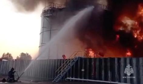 Silovit napad z ukrajinskim dronom. V Rusiji gori skladišče nafte. #video