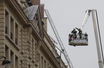 V pariškem hotelu Ritz, ki ga obožujejo zvezdniki, izbruhnil velik požar (video)