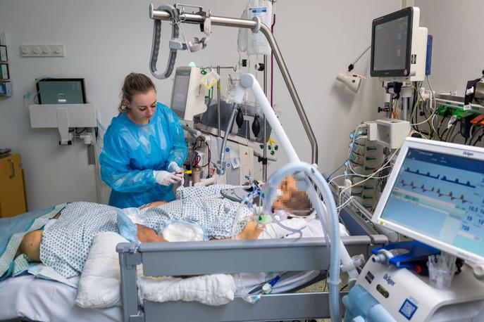 koronavirus oprema zdravstvo | Številni Slovenci so se v teh dneh angažirali, da bi v Slovenijo pripeljali težko pričakovano medicinsko opremo, a se pri tem zapleta.  | Foto Getty Images