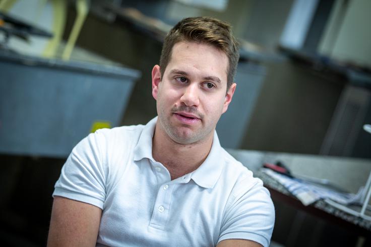 Še preden je Maks Pogačnik zares zakorakal v očetovo delavnico in iz nje naredil čisto svoj čokoladni atelje, je kar nekaj let delal kot kuhar.  | Foto: Gaja Hanuna