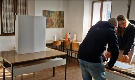 Zaradi plazu so ostali brez dostopa do volišč: tako so uredili težavo #video