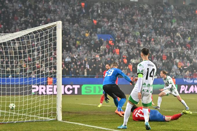 Pri Borcu je dve zreli priložnosti zapravil nekdanji zmaj Stefan Savić. Enkrat se je izkazal Matevž Vidovšek, drugič pa je Avstrijec srbskih korenin zgrešil cilj. | Foto: Guliverimage