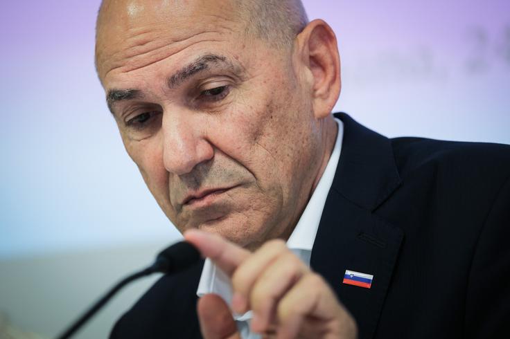 Predsednik SDS Janez Janša opozarja, da je odločitev KPK  taka, da bo na sodišču padla, "kar je jasno vnaprej in vključeno v scenarij". | Foto: STA