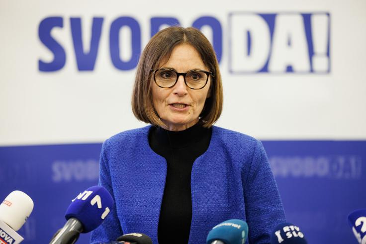 "Vesela sem, da je koalicija, tako v parlamentu kot na vladni strani, zelo trdna. Zavezani ostajamo skupnim vrednotam, ki so nas povezale, ko smo vstopali v koalicijo," je zatrdila predsednika sveta Gibanja Svoboda in vodja poslanske skupine Nataša Avšič Bogovič. | Foto: STA