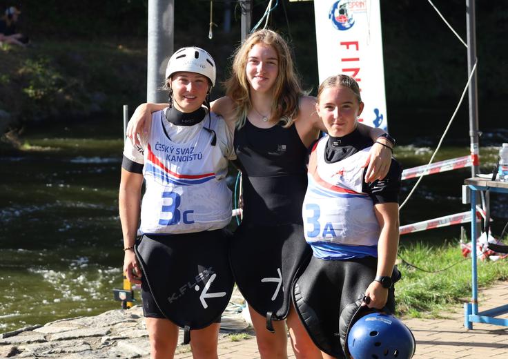 Ana Šteblaj, Hana Bedernjak in Maša Simončič so bile srebrne. | Foto: Aleš Berka in Jon Šenk