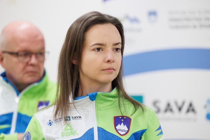 Urška Kuharič in Živa Dvoršak na drugi tekmi daleč od finala