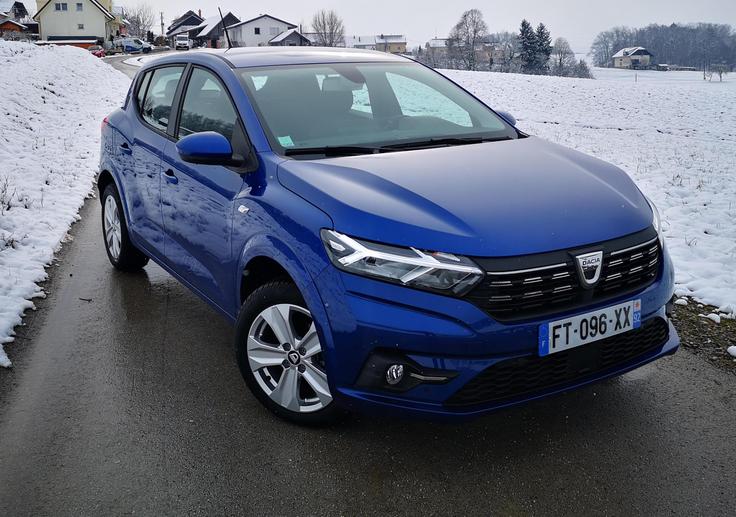 V letu, ko so se zaradi pomanjkanja polprevodnikov dražili tako novi kot rabljeni avtomobili, je svoj pečat pustil tudi novi dacia sandero. V različici stepway je videti spodobno, predvsem pa ostaja racionalni avtomobil in kot tak povsem izpolnjuje svoje osnovno poslanstvo. Ker tak sandero stane okrog 15 tisočakov, zagotovo ni presenetljivo, da spada med najbolje prodajane avtomobile v Evropi. | Foto: Gregor Pavšič
