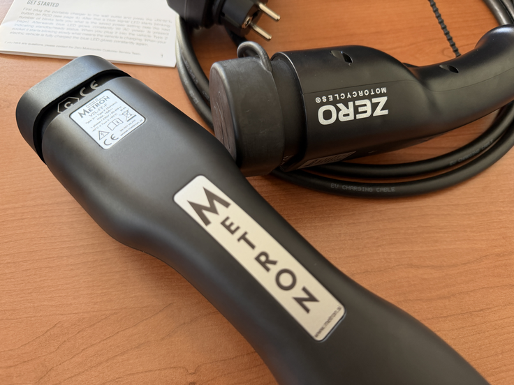 Metron podobne adapterje dobavlja tudi družbi Zero, ki proizvaja električne motocikle. Tam pa adapterje odkupijo oni in jih nato tudi prodajajo. 
 | Foto: Gregor Pavšič