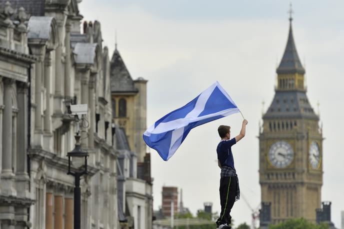 Škotska zastava | Škoti so odšli na referendum že leta 2014, a je takrat 55,3 odstotka škotskih volivcev zavrnilo škotsko neodvisnost. Za neodvisnost je glasovalo 44,7 odstotka Škotov. Bo na morebitnem novem referendumu kaj drugače? Javnomnenjske ankete, po katerih so enkrat v vodstvu zagovorniki, drugič nasprotniki neodvisnosti, kažejo, da bi bil izid zelo tesen. | Foto Reuters