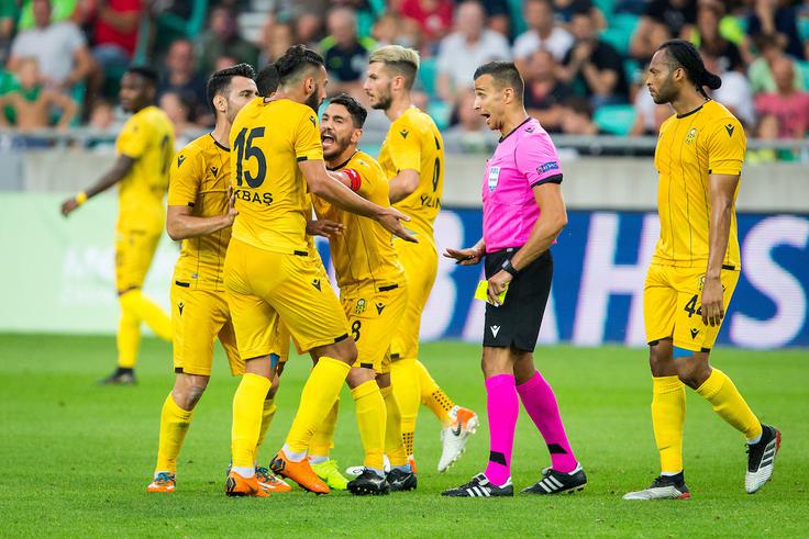 Nekaj pripomb na sojenje slovaškega sodnika Filipa Glove so imeli tudi v gostujočem taboru. | Foto: Morgan Kristan/Sportida