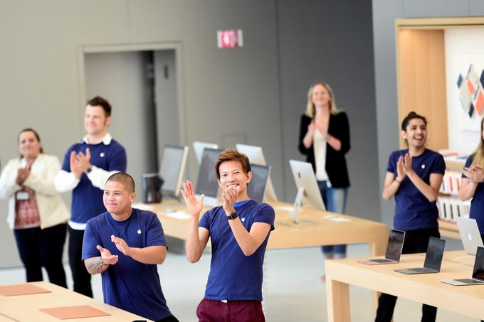 "Določeni vidiki dela v Apple Store vsekakor spominjajo na kult. Ko je Apple predstavil nov izdelek, smo se zbrali v krogu in ploskali. Skupaj smo poslušali videosporočila šefov iz Kalifornije, nekateri so jih gledali kot uročeni. Vsak dan si moral kritizirati delo vsaj enega sodelavca. Veliko mi jih je priznalo tudi, da so si vsak dan nadeli masko in bili človek, ki je v Apple verjel najbolj na svetu. Ko so prišli domov, so glavo zakopali v dlani in jokali." | Foto: 