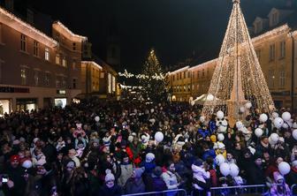 Lučke so v Kranju prižgali na Prešernov rojstni dan #foto