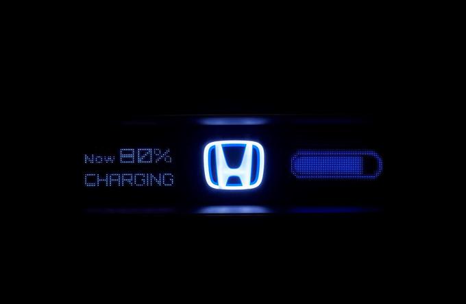 Honda pripravlja študijo svojega prvega povsem električnega avtomobila za Evropo z imenom EV concept. Poleg tega bodo predstavili tudi hibridno različico modela CR-V. | Foto: 