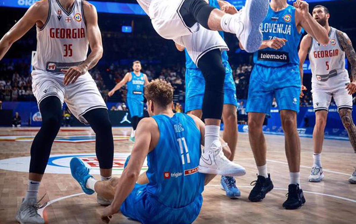 slovenska košarkarska reprezentanca Slovenija : Gruzija Jaka Blažič | Tornike Šengelia je pod košem nerodno padel na Jako Blažiča. | Foto FIBA