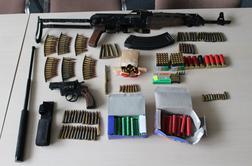 Policisti v dveh hišnih preiskavah zasegli večje količine orožja #foto