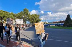 V Kopru protest pred vplutjem ladje, ki naj bi prevažala orožje za Izrael #video