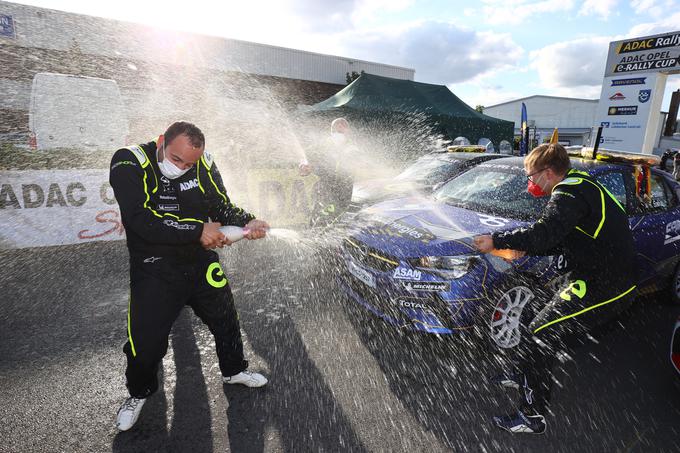 Francoski voznik Laurent Pellier (levo) s sovoznikom Thierryjem Salvo je dobil kar osem od devetih hitrostnih preizkušenj in zmagal s prednostjo 33 sekund.  | Foto: Opel